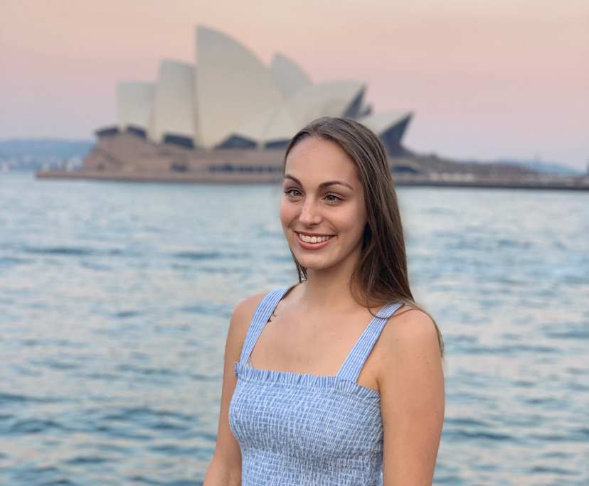 Olivia (25), $320, Non-smoker, Have pets, and No children