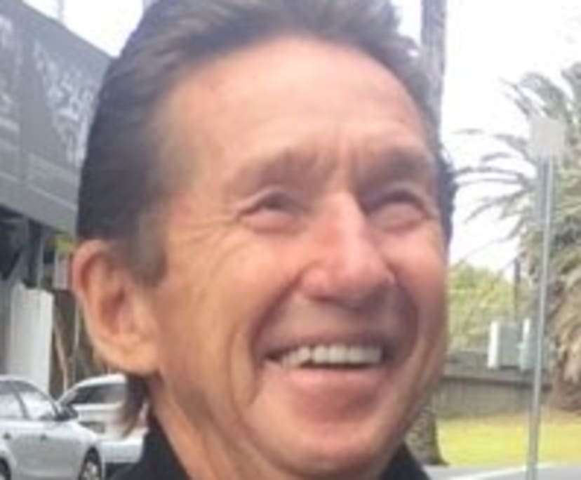 denis kiely (60) Looking in Parramatta Park