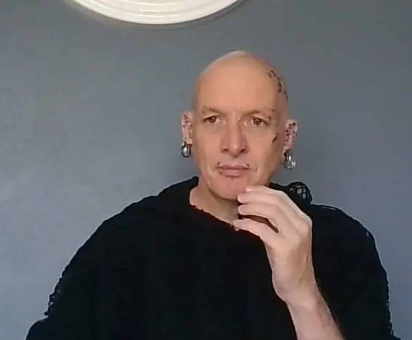 Matthew (52), $300, Non-smoker, Have pets, and No children
