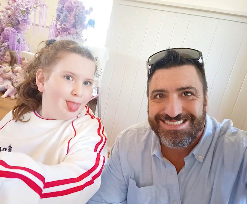 Robbie (42), $300, Smoker, Have children, and No pets