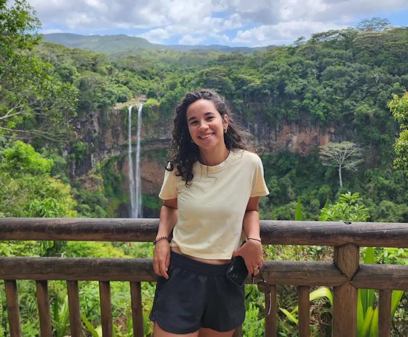 Chloe (25), $300, Non-smoker, No pets, and No children