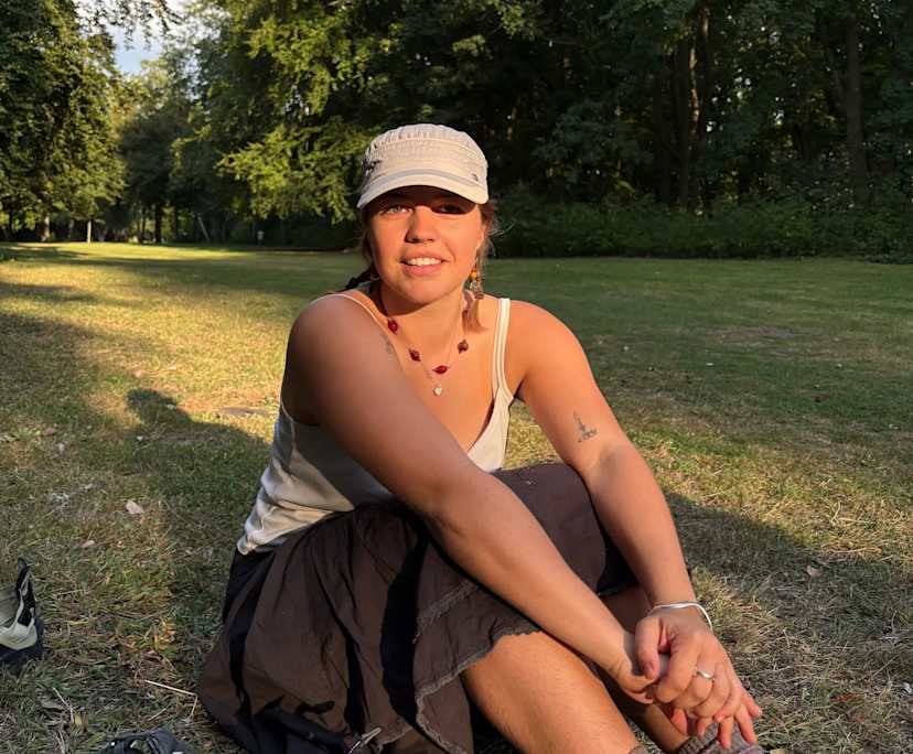 Alexandra (22), $350, LGBTQIA+, Non-smoker, No pets, and No children