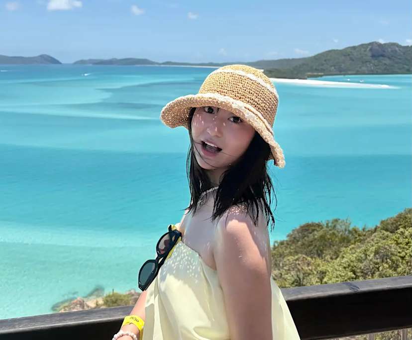 Lily (32), $550, Non-smoker, Have pets, and No children