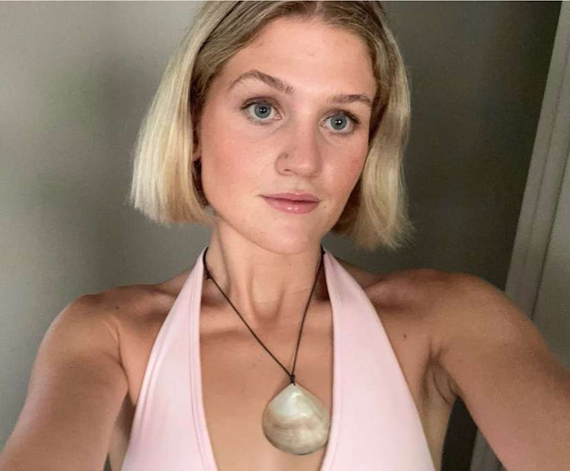 Ava (21), $300, Have pets, Smoker, and No children