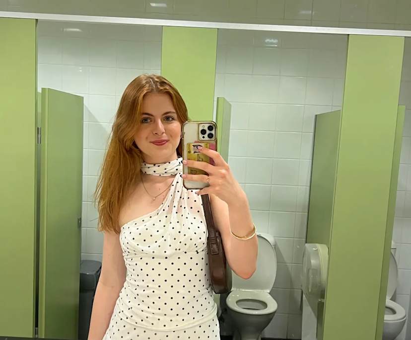 Tamsin (22), $500, Non-smoker, Have pets, and No children