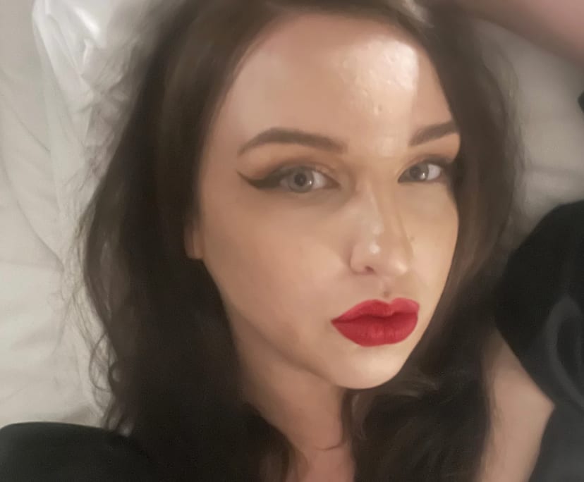 Imogen (32), $300, No pets, No children, and Non-smoker