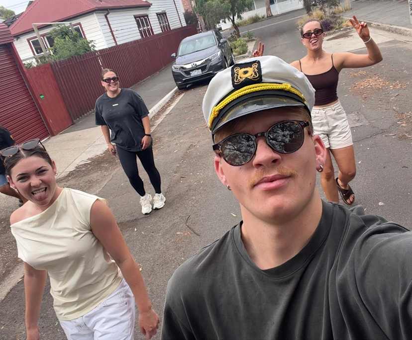 Simon (21), $250, Non-smoker, Have pets, and No children