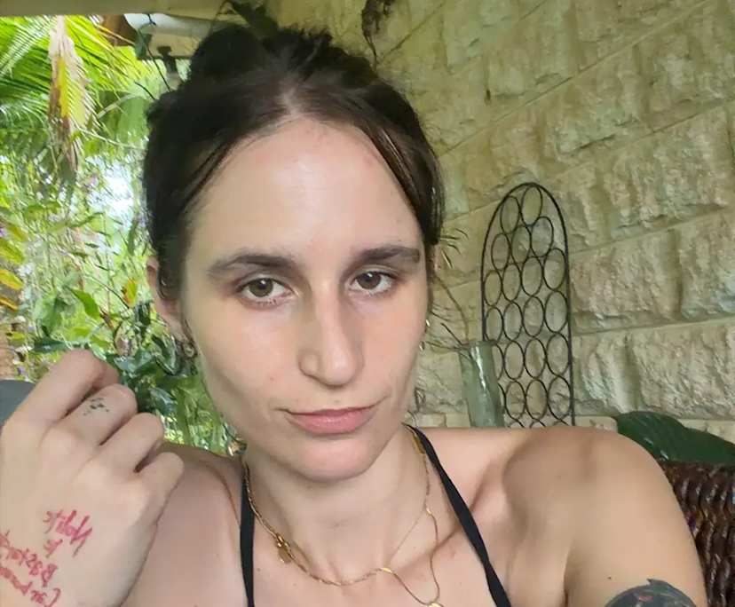 Isabella (27), $300, Non-smoker, Have pets, LGBTQIA+, and No children