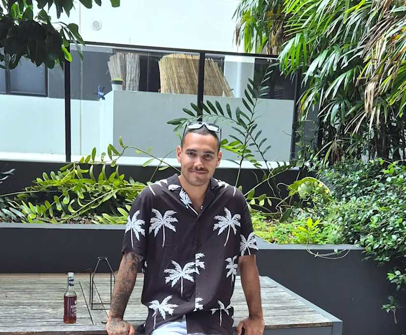 Paul (25), $240, Non-smoker, Have pets, and No children