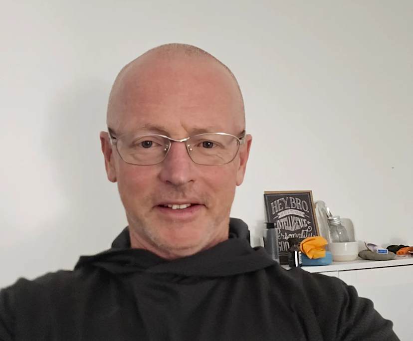 Colin (57), $330, No children, Non-smoker, and No pets