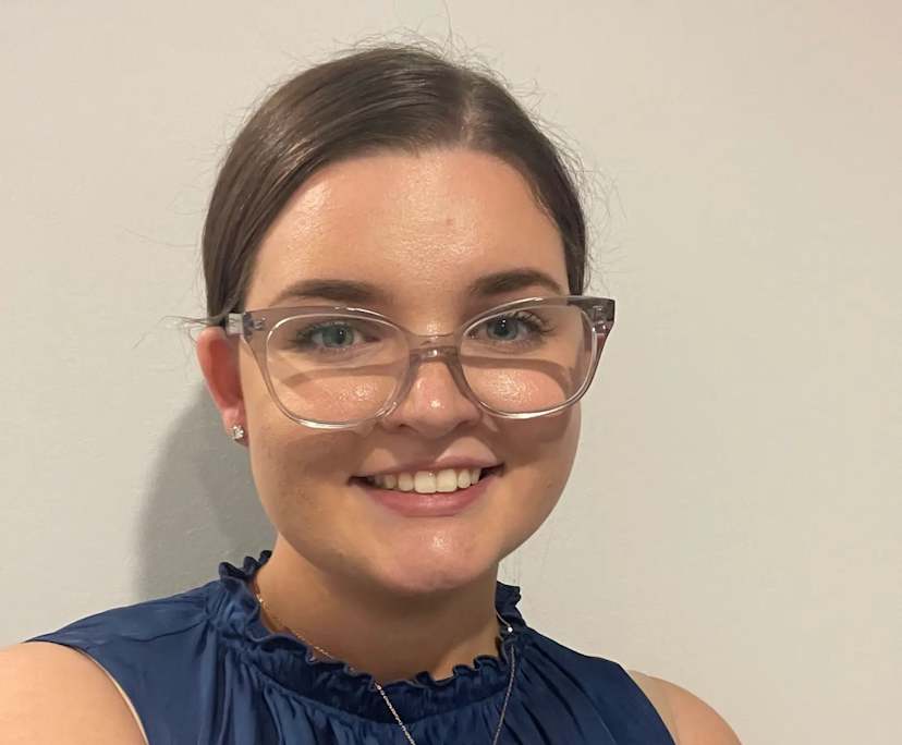 Amie (26), $350, Non-smoker, Have pets, and No children