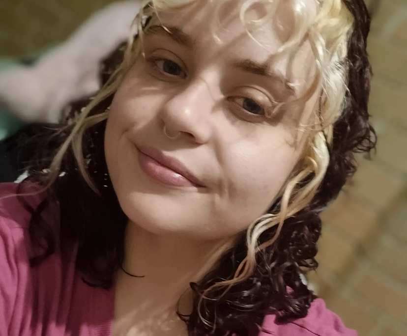 Katie MacDougall (23), $300, LGBTQIA+, Have pets, Smoker, and No children