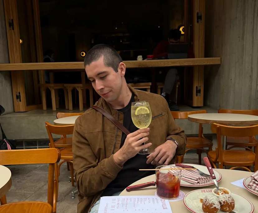 Esteban (27), $300, LGBTQIA+, Non-smoker, Have pets, and No children
