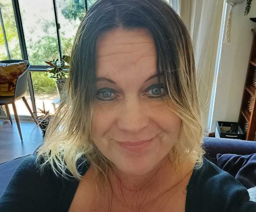 Andrea (56), $350, Non-smoker, Have pets, and Have children