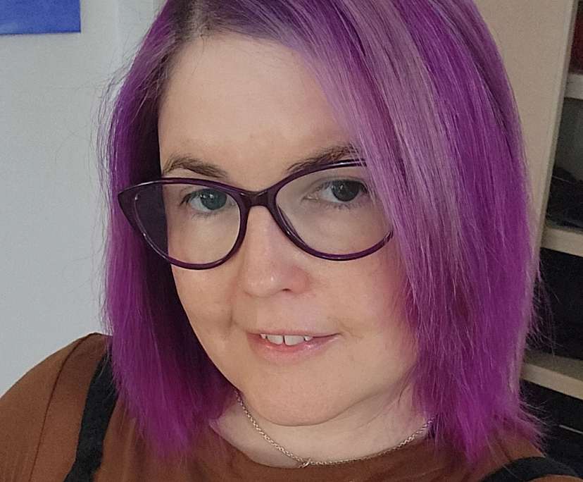Melinda (42), $400, LGBTQIA+, Non-smoker, Have pets, and No children