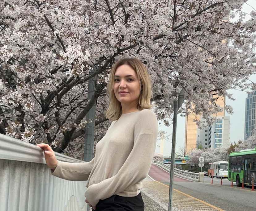 Maria (42), $400, No pets, Non-smoker, and No children