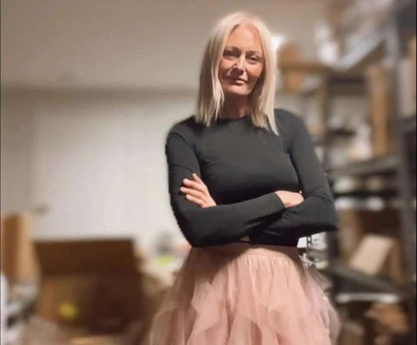 Nikki (47), $400, Non-smoker, No pets, and No children