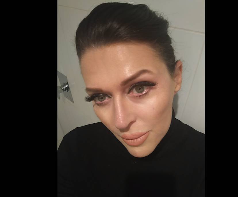 Donna  Robinson (45), $300, Have pets, Non-smoker, and No children