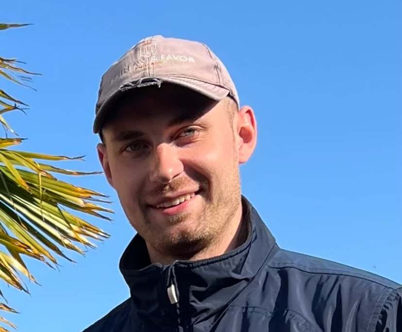 Philip (24), $400, Non-smoker, No pets, and No children