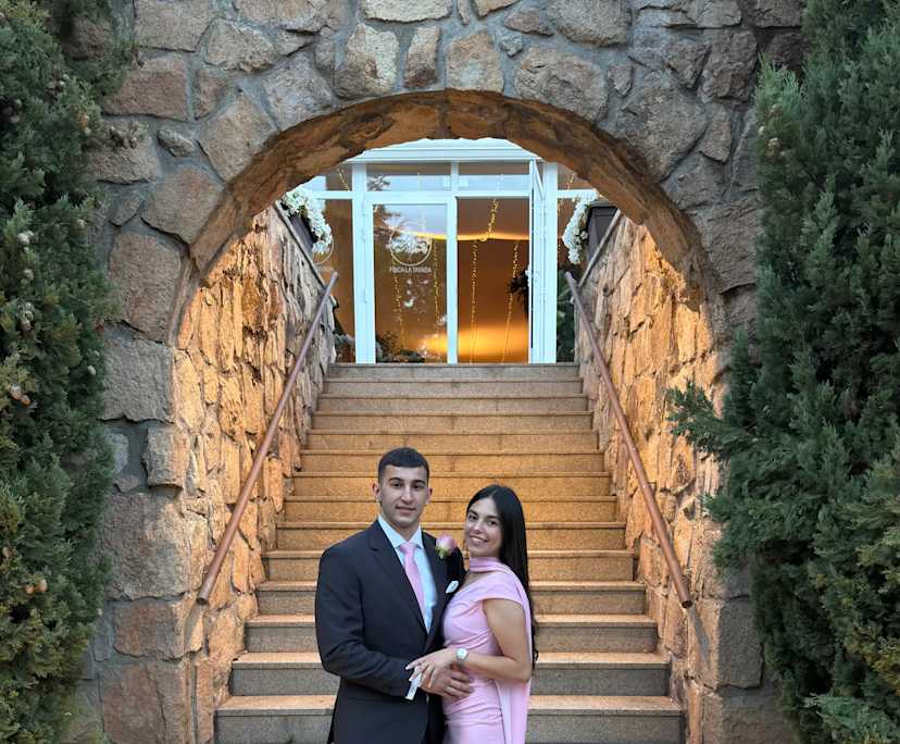 Oscar (23) and María (24), $500, Non-smoker, Have pets, and No children