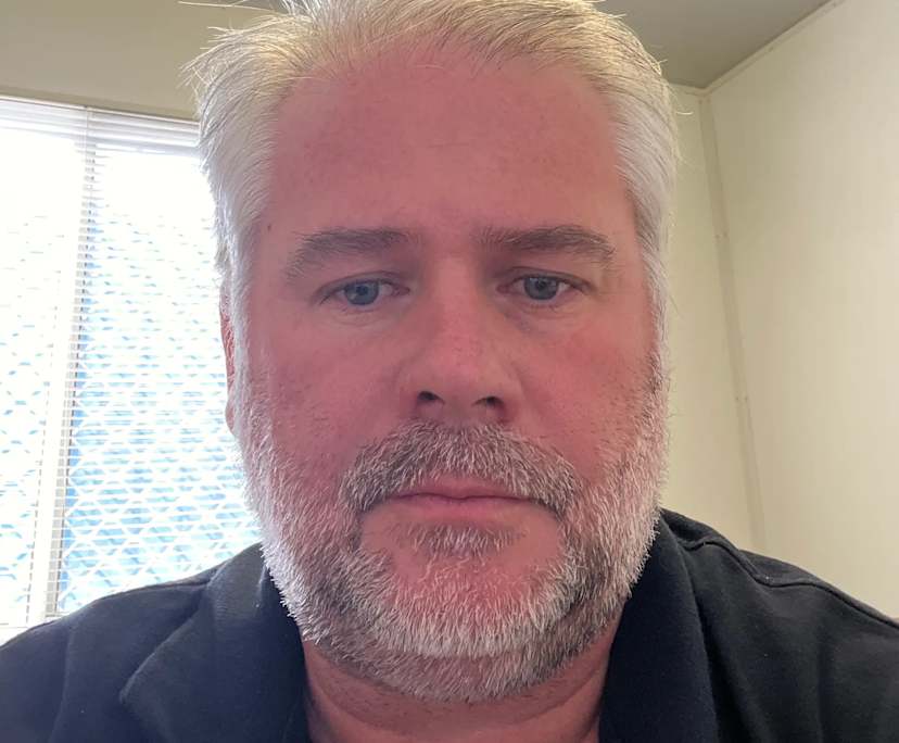 Chris (49), $250, No children, Non-smoker, and No pets