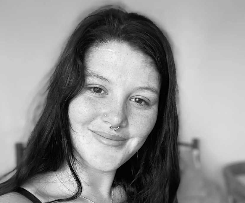 Imogen (21), $450, Non-smoker, Have pets, and Have children