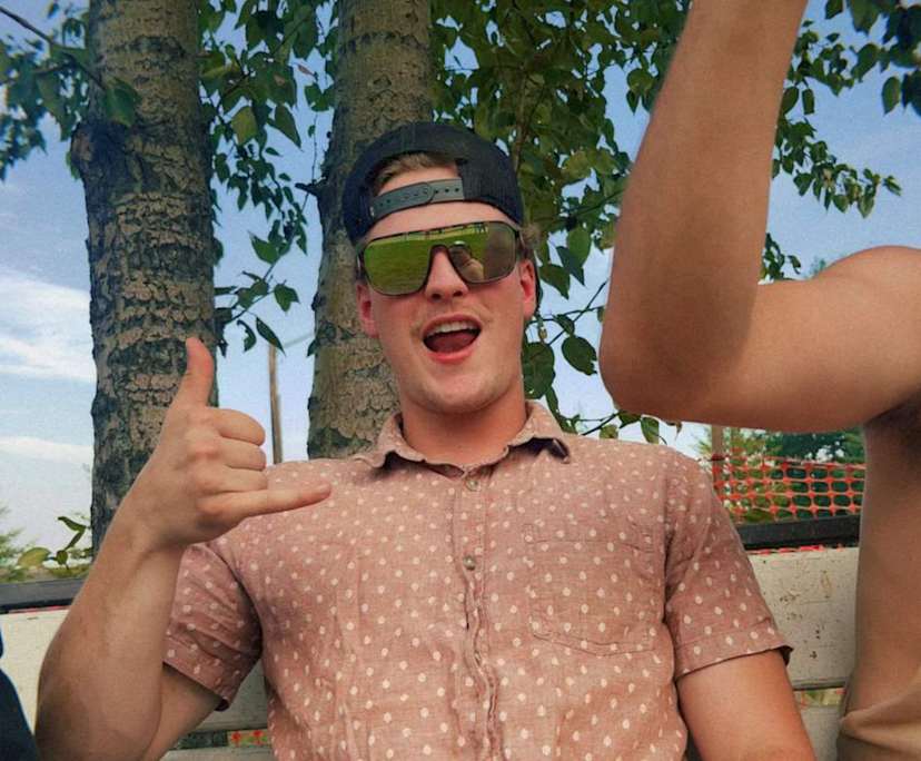 Lucas (23), $400, Non-smoker, No pets, and No children