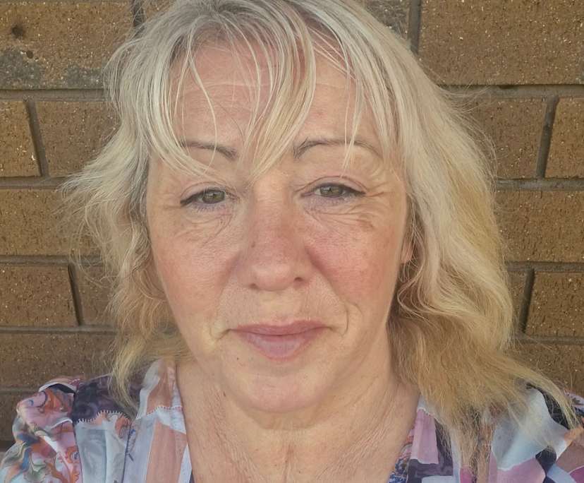 Michelle (57), $300, Have pets, Non-smoker, and No children