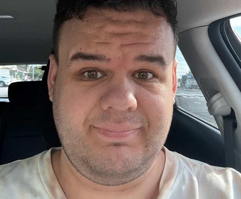 lachlan (27), $350, LGBTQIA+, Non-smoker, Have pets, and No children