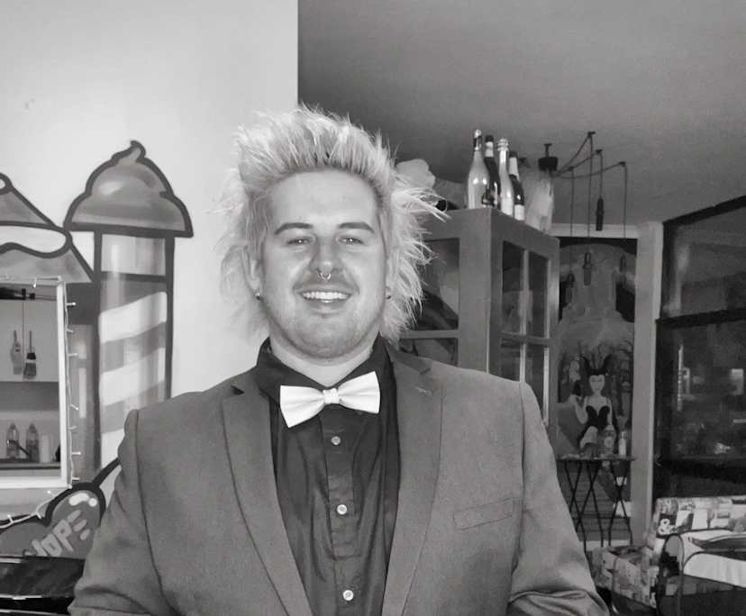 Andrew (32), $450, LGBTQIA+, Non-smoker, Have pets, and No children
