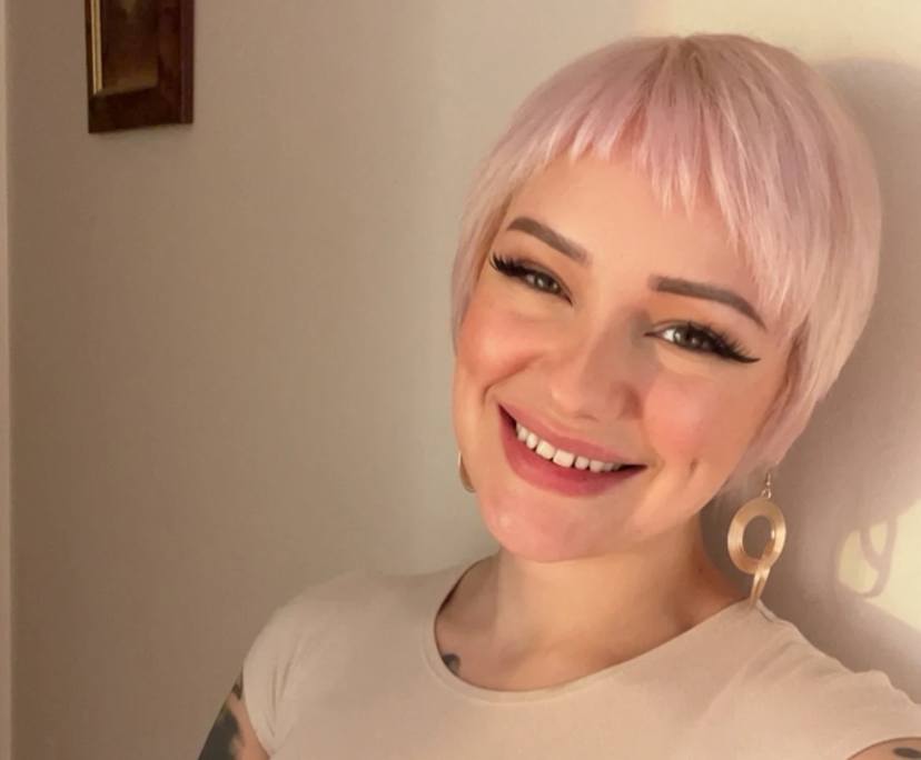 Violet (32), $320, Non-smoker, No pets, and No children