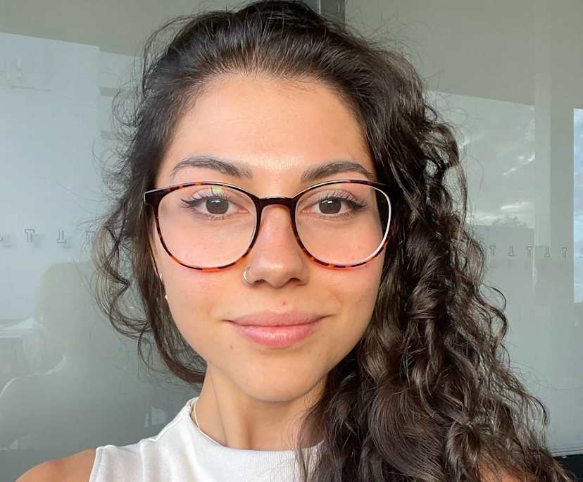 Olivia (26), $400, No pets, Non-smoker, and No children