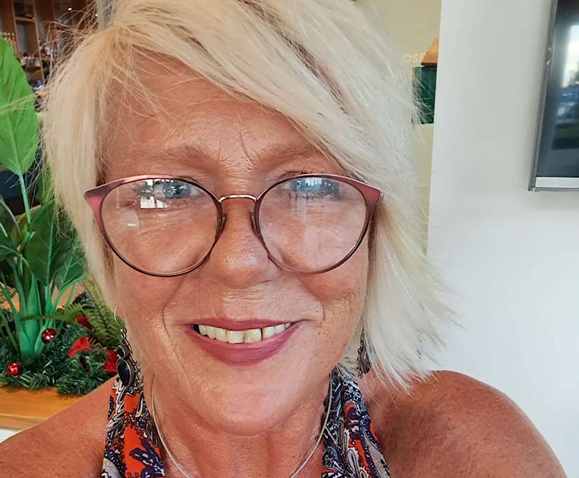 Jacqueline (56), $250, Smoker, No pets, and No children