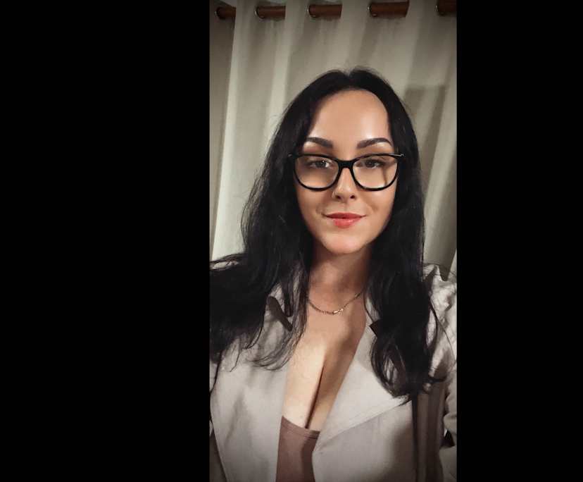 Olivia (24), $500, Non-smoker, Have pets, and No children