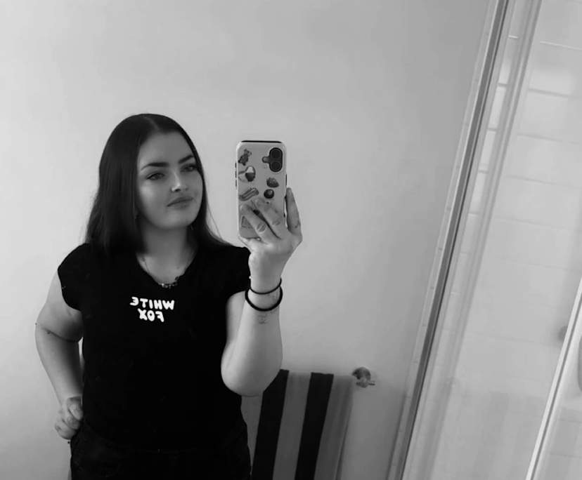 Ella (25), $250, Have children, Non-smoker, and No pets