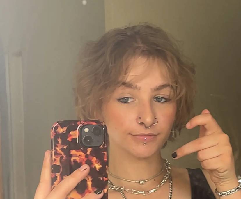 Bea (21), $250, LGBTQIA+, Have pets, Smoker, and No children