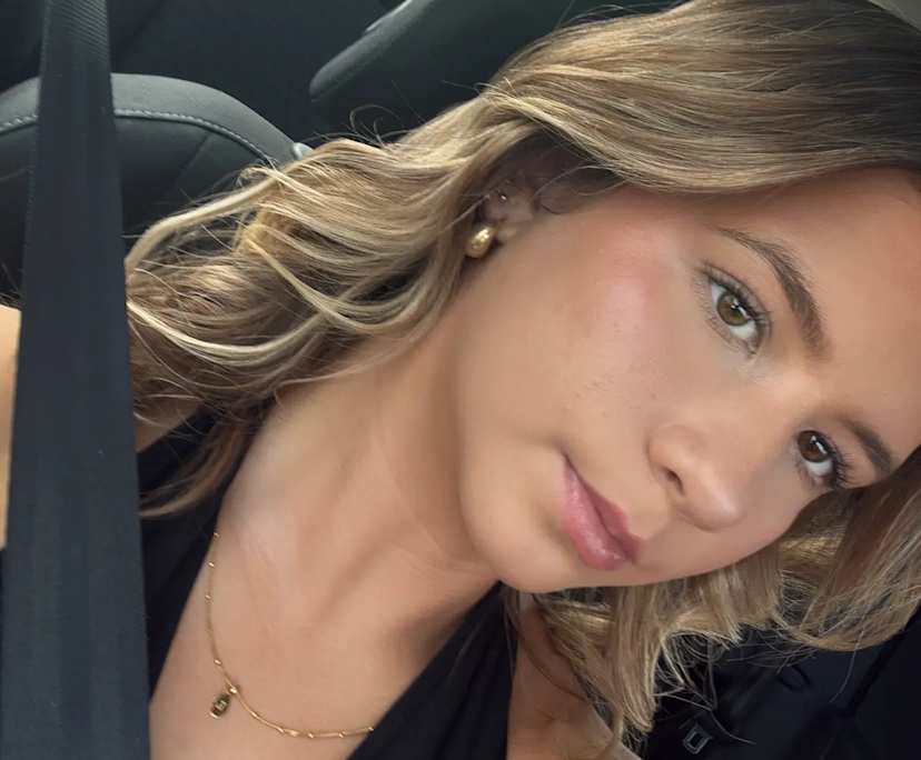 Lara (21), $450, Non-smoker, Have pets, and No children