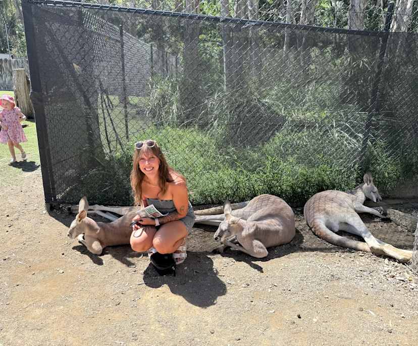 Alyvia (28), $400, Non-smoker, No pets, and No children