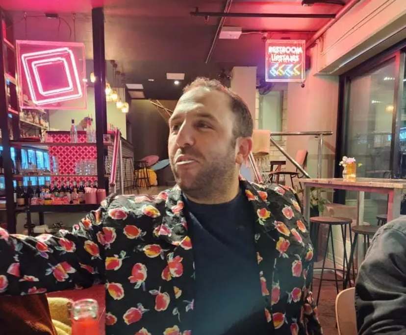 Jonathan (33), $450, Non-smoker, No pets, and No children