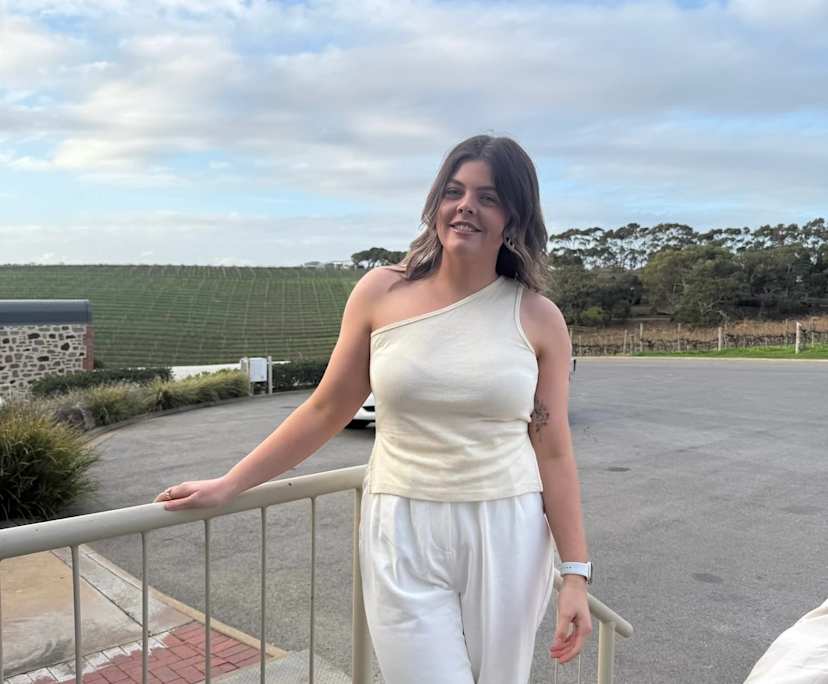 Sofie (24), $300, No pets, Non-smoker, and No children