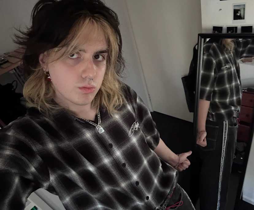 Rhys (21), $300, LGBTQIA+, Non-smoker, Have pets, and No children
