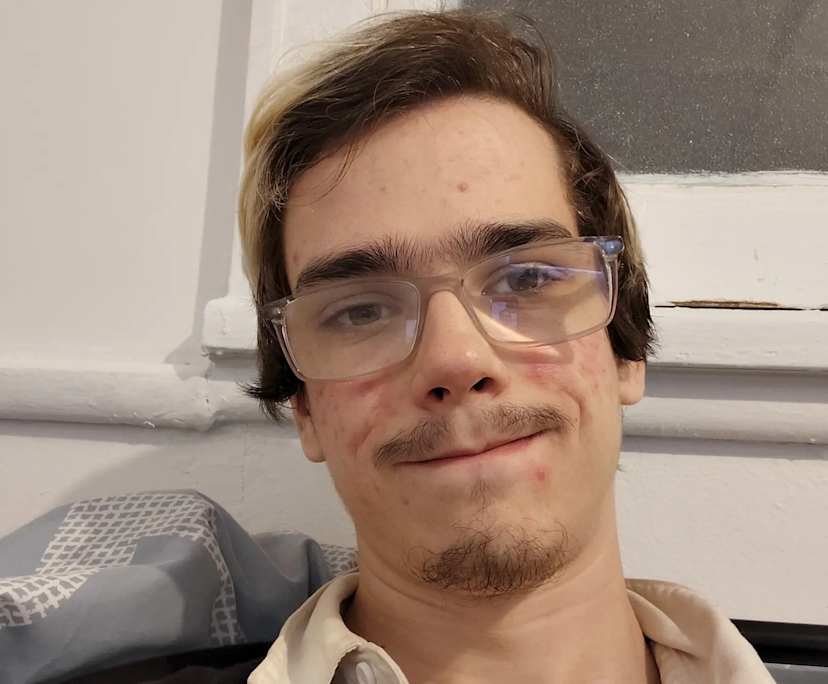 Zac (21), $300, LGBTQIA+, Non-smoker, No pets, and No children