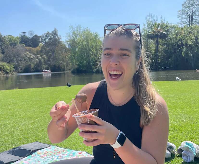 Zoe (25), $400, Non-smoker, No pets, and No children