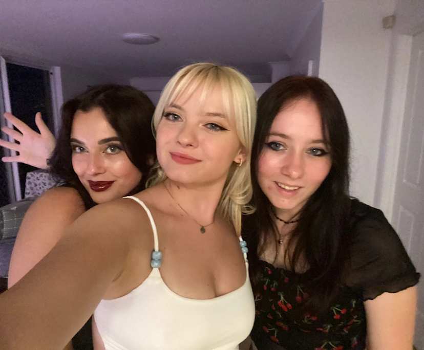 Stephanie (27), Ashleigh (22) and Darcy (22), $400, 