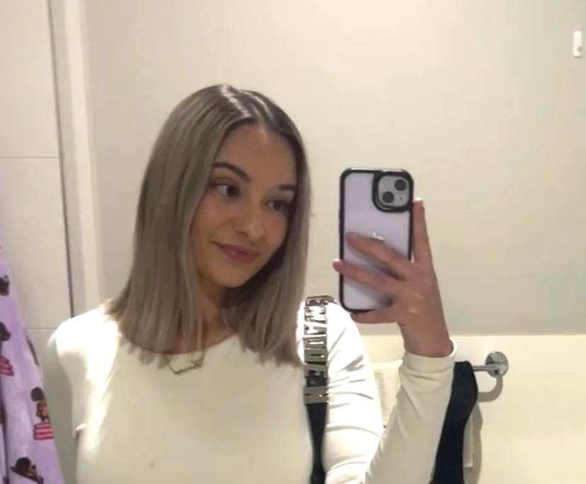 Vanessa (22), $300, Non-smoker, Have pets, and No children