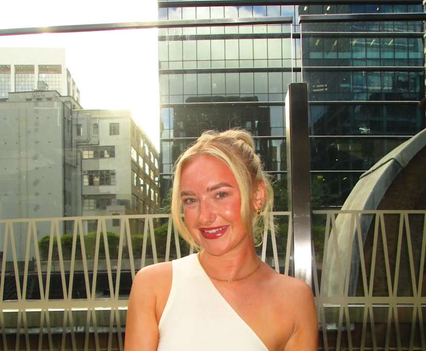 Anna (26), $350, Non-smoker, No pets, and No children