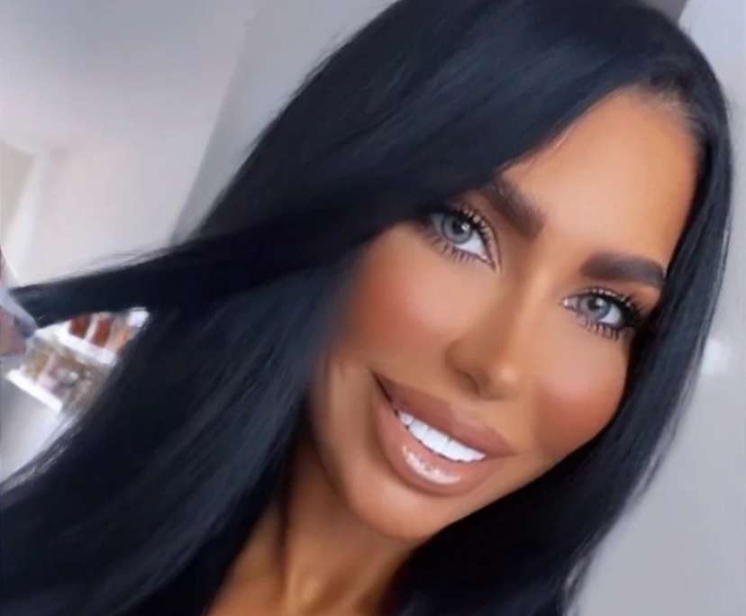 Rachel (40), $850, Non-smoker, Have pets, and No children