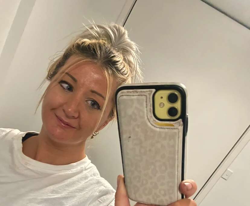 Amanda (37), $300, Non-smoker, Have pets, and No children