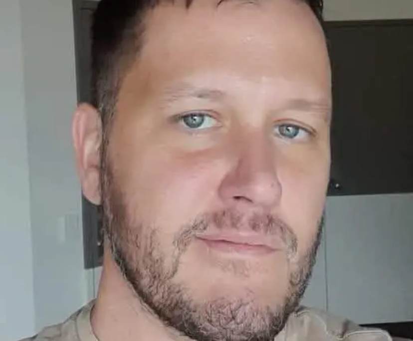 Kris (39), $400, No pets, Non-smoker, and No children