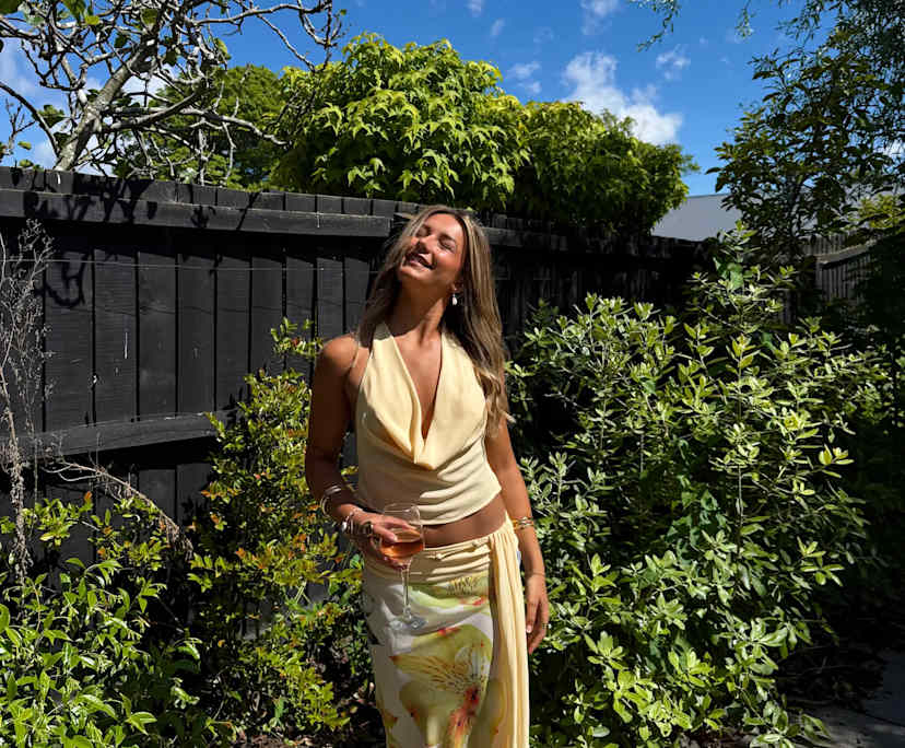 Mia (20), $350, Non-smoker, No pets, and No children